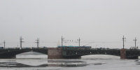 В Петербурге продолжают очищать от зимней грязи мосты